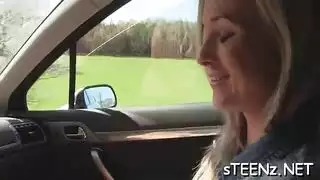 لا تستطيع الانتظار: تركب قضيبه في السيارة المتوقفة