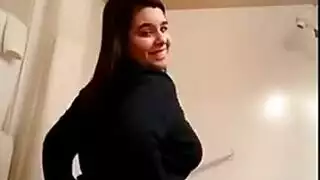 فتاة شديدة الجمال تكشف عن كسها الضيق وطيزها المستدير في عرض مغر