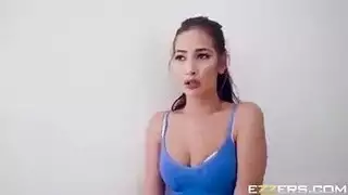 يتلصص عليها في الحمام