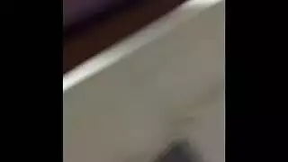 الفتاة الشقراء تبلع قضيبًا أسود ضخمًا بتدليك حنجرة فاحش