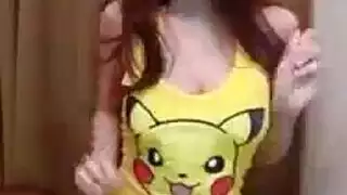 أم وحيدة تتدرب على مهاراتها الفموية على قضيب غريب نابض