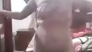 مشهد غرفة نوم صريح لثنائي رائع