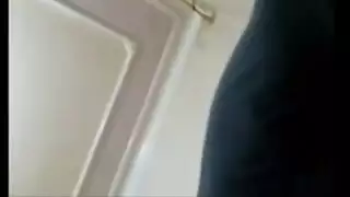 عاهرة مصرية تمت ممارسة الجنس معها بقوة في شقة رجلها العربي الخاصة