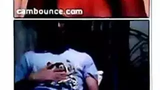 زوجة سمراء تنزل على ركبتيها لمص عميق بقوة