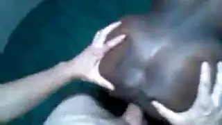 رغبة المرأة الناضجة السرية: جماع جماعي مع شباب