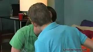 شفاه فرنسية ممنوعة تأخذ قضيبًا صريحًا