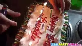 أوجي عيد ميلاد بري: نجمة البورنو تأخذ فعل شرجي وكس