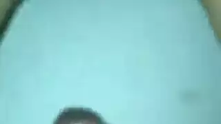 نجم إباحي يمص ويبلع حلقياً قضيباً كبيراً