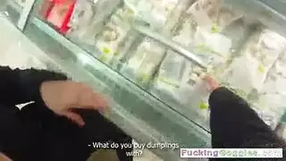 شخصية مهمة تناك طيزها الضيق وتنزل على أثدائها الكبيرة