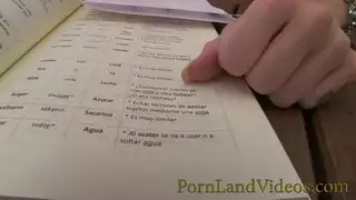 تفتح شفتيها المبللتين لجماع عنيف عميق