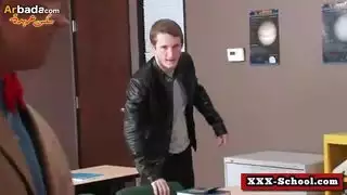 خيال الفصل: معلمة كبيرة الثدي تأخذ القضيب