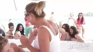 نيك جماعي في حفلة اليخت: شباب جامح