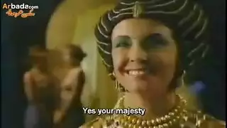 مشهد جنسي جماعي ملكي: كليوباترا في جنس فموي سحاقي مبلل