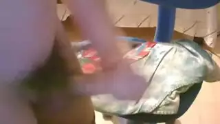 أول يوم في العمل: المتدربة تأخذ القضيب في حلقها