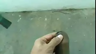 مستعرض يمارس العادة السرية ويفرغ سائله على الأسمنت بينما فتاة تحدق