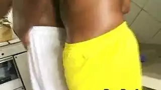 مراهقة بيضاء البشرة يهيمن عليها فحل أفريقي أسمر