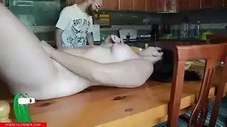 فيلم إباحي: قضيب مزيف متحرك يضخها حتى الامتلاء