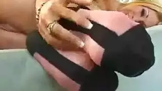 قضيب أسود كبير يأخذ فتحات مدربة التزلج السودانية